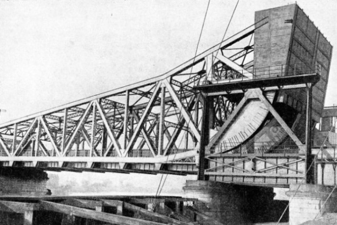 SCHERZER TYPE OF BASCULE BRIDGE across the River Trent at Keadby