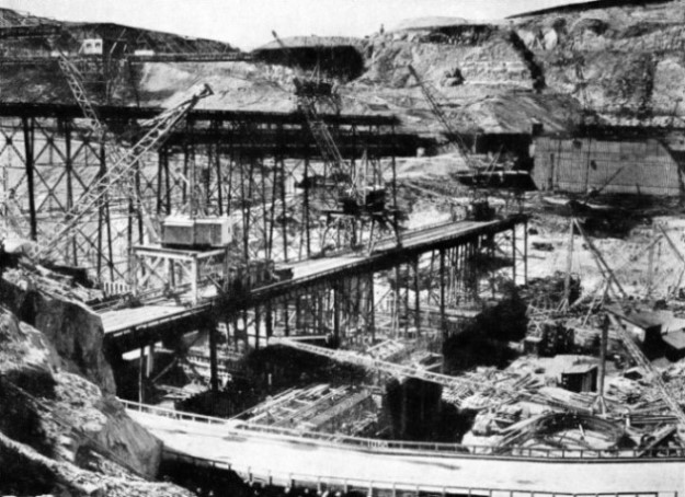 WORK ON THE GRAND COULEE DAM