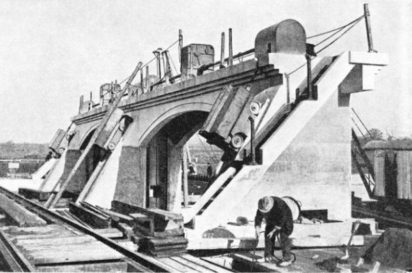 Roller sluices were added to Teddington Weir in 1935